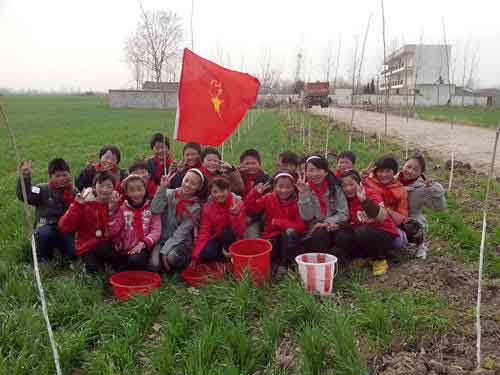 陈集乡中心小学举行“红领巾，我为你骄傲”少先队入队仪式