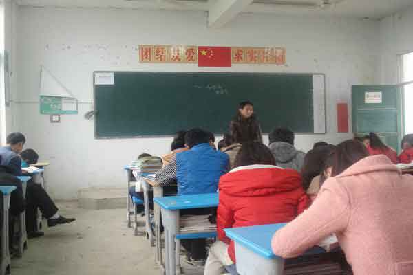 中国校园行感恩励志教育报告会在燕集中学举行