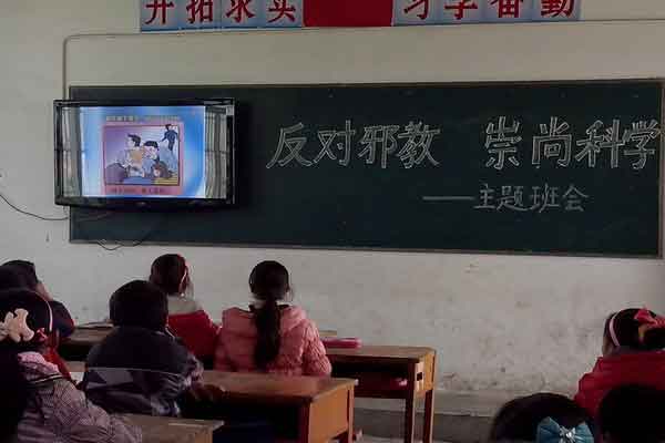 特级教师吴岱峰带领蚌埠市部分骨干教师到包集中学校指导高中地理教学