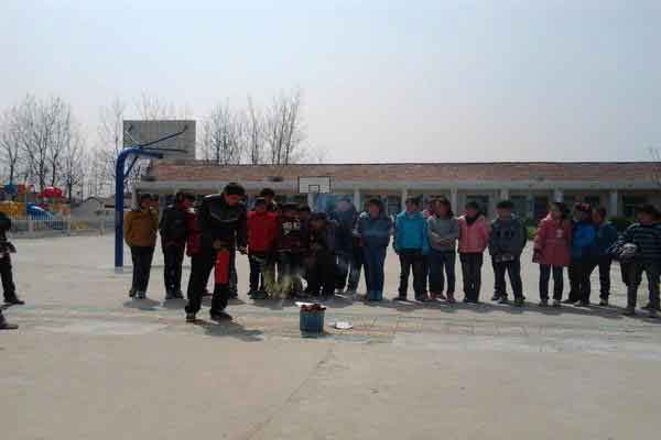 万福镇中心小学（校本部）组织开展了“预防疟疾知识竞赛”活动